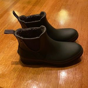 Bogs Amanda waterproof cold weather boot! Hunter green. Worn once! Size 8.
